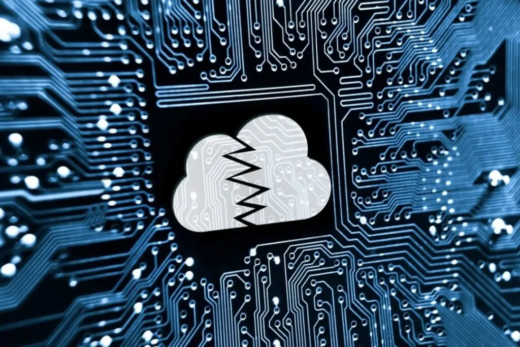 Icono de una nube agrietada sobre un circuito electrónico, símbolo de un fallo en la nube